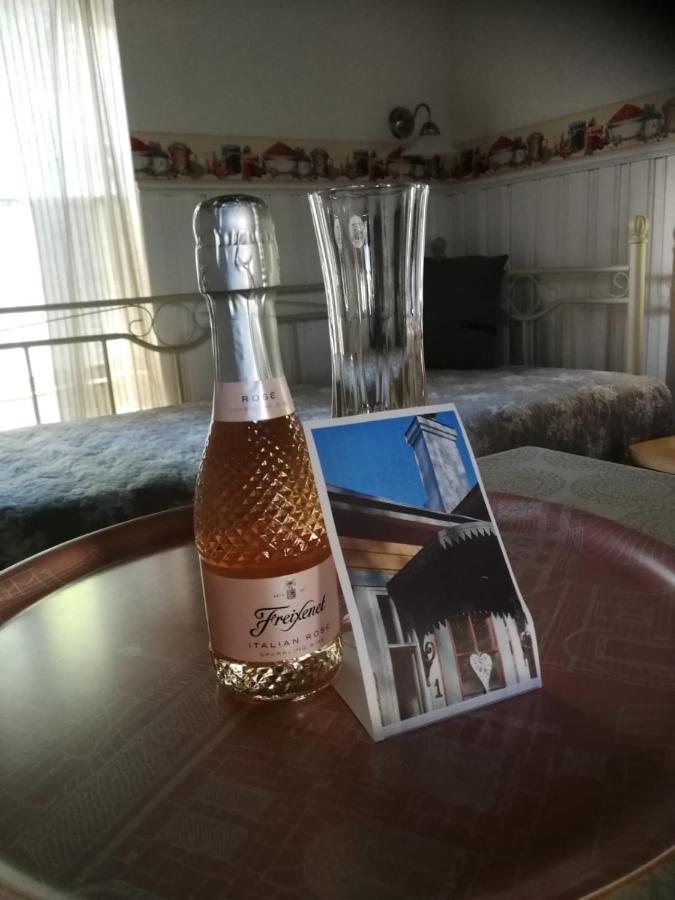 Bed and Breakfast Kirkkokadun Amanda Ja Olga Uusikaupunki Esterno foto